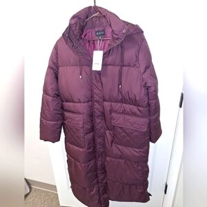 This is an Aligne Giovanna down filled puffer jacket. NWT. It's full-lengthS/M